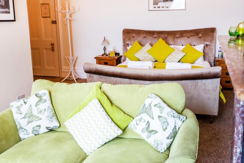 The Red Lion Hotel Cromer Exterior foto A sofa bed