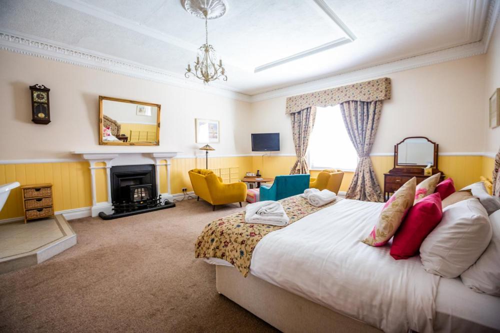 The Red Lion Hotel Cromer Exterior foto A bedroom at the hotel